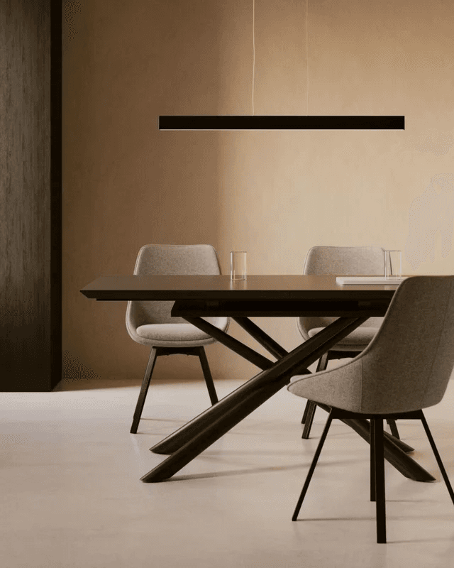 Sala de formación con mesa de trabajo y luz cálida